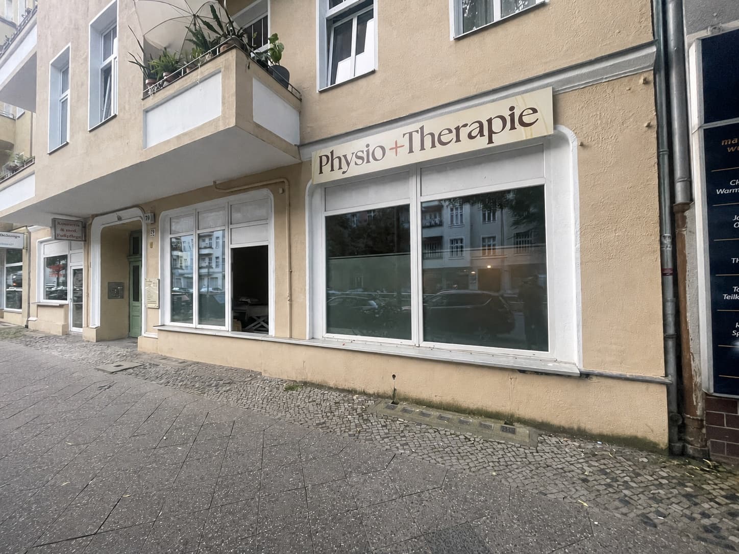 Außenansicht der Praxis Physio+Therapie in der Kaiser-Friedrich-Straße 79 in Berlin-Charlottenburg